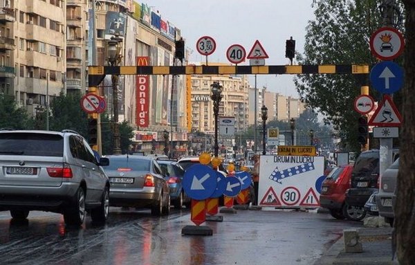 Всичките ни съседи на Балканите използват автомобилите си по-малко от българите. В Румъния средният пробег е 20 338 км годишно, в Сърбия - 20 028, в Хърватия - 19 587. Проучването няма данни за Гърция и Турция. В централноевропейските държави по правило се кара по-малко - 19 357 км годишно в Унгария, 19 155 в Чехия. 
