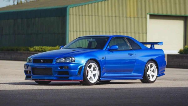 Между 500 и 700 хиляди евро е оценен GT-R V-Spec II Nismo S-Tune от 2001 г. в култовия цвят Bayside Blue. Това е вторият от общо 14-те произведени екземпляра с официалния пакет за доработки S-Tune, който Nismo предлага след края на серийното производство на модела. Пробегът на колата след конверсията в S-Tune е едва 10 977 км.
