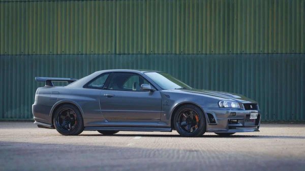 Най-скъпата кола (между 700 и 850 хиляди евро) е Skyline GT-R CRS от 2002 г., преминал през програма за пълна заводска реставрация в Nismo Omori Factory. Автомобилът е бил разглобен до гол метал, каросерията е подсилена и след това сглобена наново с алтернативни компоненти. Монтирани са 2,8-литров мотор F-Sport R с мощност 500 к.с. и спирачна система от по-модерния R35 GT-R. Купето е боядисано във фирмения тъмносив цвят Gunmetal и е допълнено с карбонови елементи в стила на лимитираната серия Z-Tune. Пробегът е 15 900 км.
