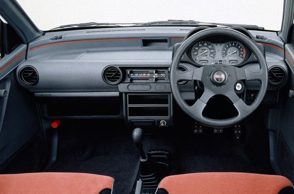 Колкото и да е странно, Minica Dangan ZZ не е някакъв банален и евтин продукт на Mitsubishi, а много прогресивен модел. Има само три цилиндъра, 549-кубиков двигател, турбокомпресор и максимално разрешената мощност от 64 к.с. Разполага обаче с междинен охладител, два разпределителни вала и първата петклапанна цилиндрова глава в масово производство. Максималната скорост от 160 км/ч сигурно се е усещала като летене в облаците с този мъник.
