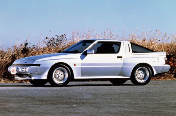 Grand Tourer, участник в няколко филма? Е, разбира се, 3000GT, прочут и като GTO в JDM спецификацията. Преди появата на харизматичното купе обаче, гамата включваше Starion от 1982-1989 г. И ако серията 3000 е създаден на платформа с предно задвижване, доста нетипично за сегмента, с опционално задвижване на всички колела в топ версията си, неговият предшественик е класическо оформление и 4-цилиндров турбо двигател с обем от 2.0 и 2.6 литра и мощност до 200 к.с. Ходовата част обаче е без излишни екстри - Макферсон отпред и отзад, а не двойни носачи.
