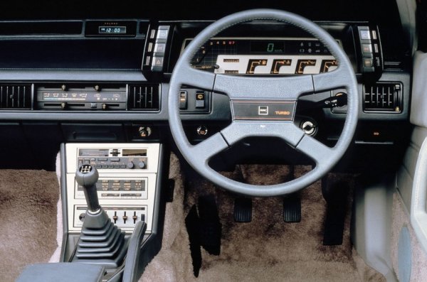 Starion се предлага в две каросерии - с обичайната "тясна" (такива автомобили обикновено са с по-прости двигатели без междинен охладител) и в разширена форма с турбо двигатели, оборудвани с интеркулер. Друг интересен факт от биографията на Mitsubishi Starion е, че в САЩ се продава като Chrysler Conquest и в същото време под марките Dodge и Plymouth. А името на модела е съкратено от "Star of Arion", звездата на Арейон, говорещият кон от гръцката митология.
