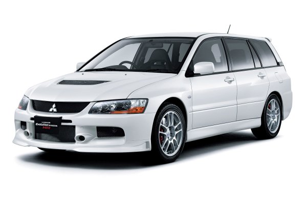 За много фенове Lancer Evolution се асоциира със седан. Да, защото те са мнозинство. В деветото поколение на модела обаче има шеметно супер комби - бързо, за всякакви метеорологични условия и практично. То е много рядко, произведени са само 2924 бройки. Разнообразието от модификации е впечатляващо, въпреки скромния тираж - GT Evolution, GT-A с 5-степенна автоматична трансмисия и най-спортният MR (Mitsubishi Racing). Последният има 6-степенна механична трансмисия, амортисьори Bilstein, ковани джанти BBS, алуминиеви покрив и капак и др.
