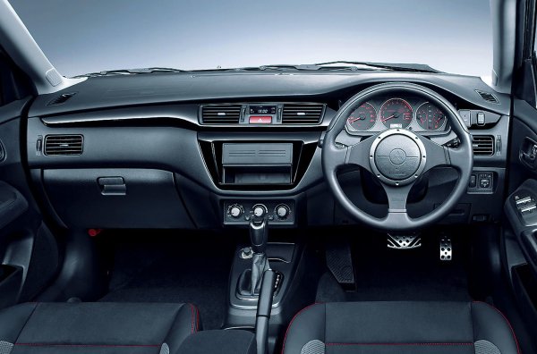 Комбито Evolution, подобно на четиривратката, се задвижва от легендарния 2-литров 4-цилиндров турбо двигател 4G63T. Интересен факт е, че не всеки купувач е фен на трите педала. Приблизително половината от спортните автомобили получават автоматична скоростна кутия. Evo с ръчна скоростна кутия, разбира се, е по-интересно - има двигател MIVEC (със система, контролираща времето за отваряне и хода на отваряне на газоразпределителните клапани) и по-мощен турбокомпресор.
