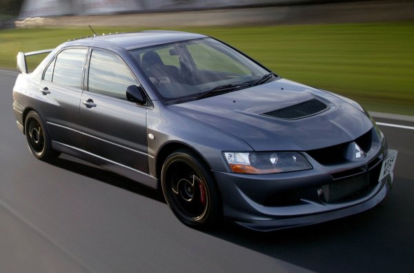 Култовото Evo е обичан в различни страни, но най-вече на Острова! Местните фенове бързо разбират, че 4G63T има огромен потенциал и започват да го тунинговат с цялото си сърце. Спортното подразделение Mitsubishi Ralliart не остава назад и също предлага "напомпани" версии. Числата в индекса показват мощност в конски сили. Историята с буквите FQ обаче е смешна. Твърди се, че съкращение от F#cking Quick. В осмото поколение на Evo най-готиният е FQ-400 с двигател с мощност 411 к.с. и динамика на суперавтомобил. Ускорение до 100 км/ч отнема 3,5 сек, а максималната скорост надхвърля 280 км/ч.
