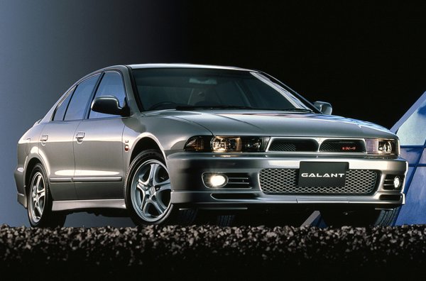 Третото поколение на Galant VR-4, подобно на предишното, напусна рали шампионата и вече не е ограничено от правилата. Инженерите използват 2,5-литров V6 6A13TT двигател с два турбокомпресора, произвеждащи до 280 к.с. Освен механична, се предлага адаптивна петстепенна автоматична скоростна кутия INVECS-II. Някои версии дори са снабдени с активен заден диференциал AYC (Active Yaw Control), като при Lancer Evolution. Дори фабричният VR-4 е доста бърза! Ускорява до 100 км/ч за 5,5 сек с ръчната скоростна кутия.
