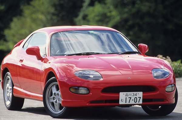 Името FTO се появява за първи път в началото на 70-те - на купето с твърд покрив Galant. Абревиатурата Fresco Turismo Omologato на италиански или Fresh Touring Origination на английски е свързана с компактното спортно купе с предно задвижване от 1994-2000 за японски пазар. Тогава местните производители се състезават помежду си по елегантност на инженерните решения. Например, Honda се прочува със своите високооборотни 4-цилиндрови двигатели VTEC със система за променливо газоразпределение. Mitsubishi тръгва по свой път и използва двигател V6 6A12 с мощност 200 к.с с обем само 2 литра с MIVEC и без тях (170-180 к.с.) на FTO от най-високия клас.
