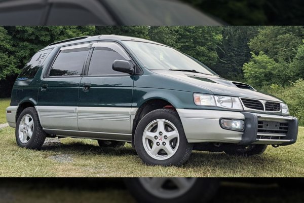 В далечните времена, когато Mitsubishi пуска Lancer Evolution, феновете обичат да правят аналогии между него и модели със структурно подобни решения. По този начин "горещият" еднообемник Chariot е практически Evo за голямо семейство. Преценете сами - седемместният ван се задвижва от двулитров 4G63T турбо четворка от спортния седан. В дефорсираната версия все пак, мощността е намалена до 220-230 к.с. в зависимост от вида скоростна кутия.
