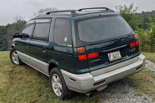 Разбира се, практичният японец не може да се задоволи само с предно задвижване - Chariot Resort Runner GT има задвижване на всички колела. С какво ли не е идеален спортен автомобил за всякакви метеорологични условия? Динамиката е подходяща - до 100 км/ч за седем секунди, което е напълно достойно за малък ван от деветдесетте години.
