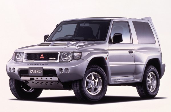 Evo е не само Lancer, но и възхитително Pajero. Моделът е рядък - произведени са 2693 бройки. Точно толкова, за да легитимира уникалното шаси за условно серийната категория Т2 в рали рейдовете. Напомняме, че обикновеният Pajero от второ поколение има двойни напречни носачи и торсиони отпред и непрекъснат мост отзад. Evolution е проектиран значително по-сложно - съответно с пружини и мултилинк (като цяло дизайнът е много подобен на окачването на автомобилите от третото и четвърто поколение). И става дума за сериозен и пълноценен SUV от деветдесетте!
