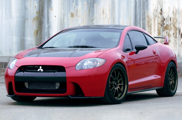 За десерт - модел, който компанията произвежда в една бройка, а е трябвало да направи масов за радост на всички фенове. Това е концептът Eclipse, по същество Evolution с две врати. Гамата от от модификации на най-новото четвърто поколение на серийното купе е доста странна - атмосферни двуцилиндрови или четирицилиндрови или V6 с обем от 3,8 литра и само предно задвижване. Спортният автомобил от подразделението Ralliart обаче е съвсем различно нещо!
