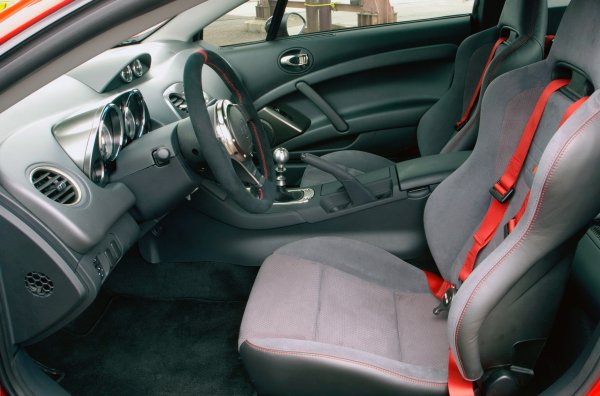 Под предния капак има двулитров 4G63T с компоненти от тунинг ателието HKS и мощност до 400 к.с., която се предава към четирите колела чрез шестстепенна механична скоростна кутия. Разбирате ли каква страхотна спортна кола никога не се е появявала? Отвън Ralliart изглежда значително по-агресивен от стандартния Eclipse, с бодикит, заден спойлер и 20-инчови джанти с гуми AVS Sport Yokohama.