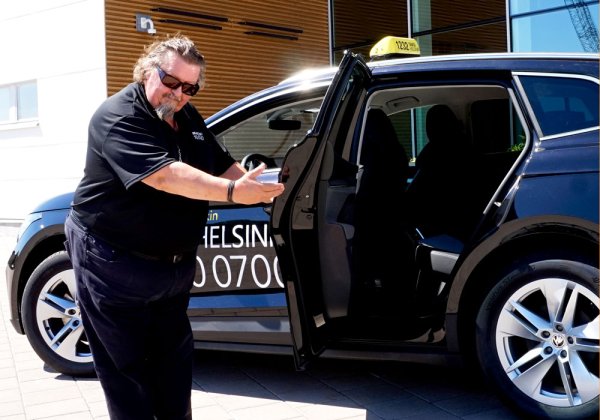 Таксиметровият шофьор не може да включи музиката пред пътника, освен ако не е платил лицензионна такса от 22 евро годишно. Подобно правило важи и за баровете в страната.