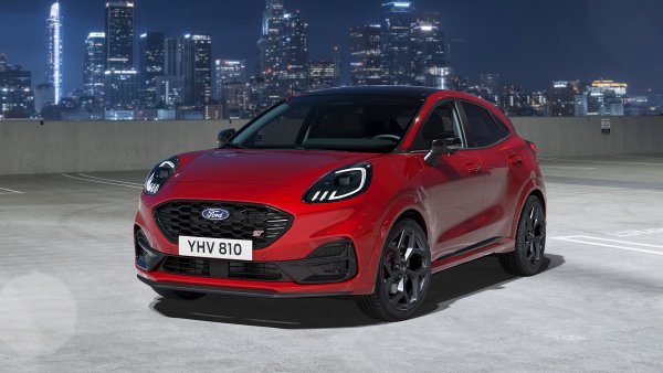Ford Puma ST увеличава мощността още повече - той използва неелектрифициран 1,5-цилиндров двигател с турбокомпресор с 200 к.с. и 320 Нм, които се изпращат към предните колела чрез конвенционална шестстепенна механична скоростна кутия.
