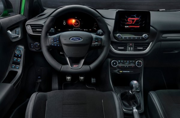 Най-екстремната Puma тежи 1358 кг, като може да достигне 185 км/ч и да ускори от 0 до 100 км/ч за 6,7 секунди. Желаещите могат да изберат по-малко екстремния Ford Puma ST Powershift, задвижван от мекия хибрид 1.0 EcoBoost със 170 к.с. (160 к.с. без овърбууст) в съчетание със 7-степенна автоматична трансмисия с двоен съединител. Съотношението мощност/тегло е 6,79 кг/к.с
