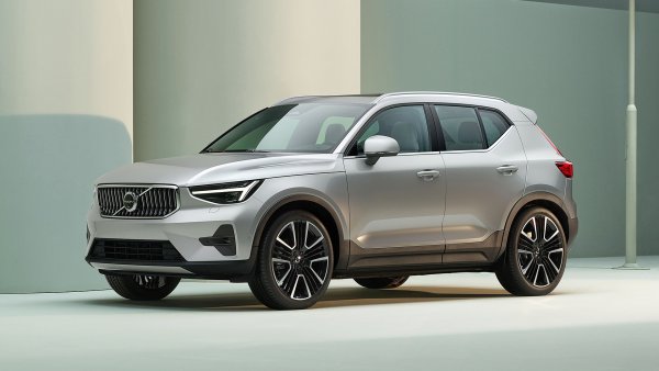 Volvo XC40 също използва трицилиндровия двигател и го прави в Plug-in хибридната версия T5 Recharge, която развива 262 к.с. с електрически мотор. На практика 1,5-литровият двигател развива 180 к.с. (265 Нм), а електромоторът - 82 к.с. (160 Нм).
