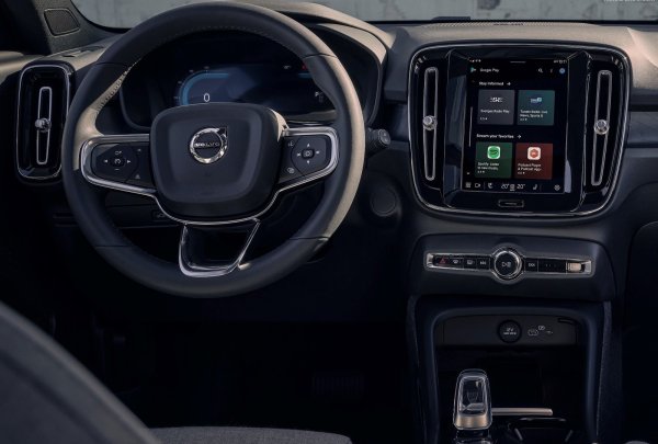 Отсега нататък XC40 Plug-in хибридът вече не може да бъде поръчан, така че клиентите могат да се възползват само от съществуващите наличности. Шведският компактен SUV, който няма особено спортно излъчване и тежи 1812 кг, достига максимална скорост от 180 км/ч и достига от 0 до 100 за 7,3 секунди. Скоростната кутия е 7-степенна автоматична. При този модел съотношението мощност/тегло е 6,91 кг/к.с.
