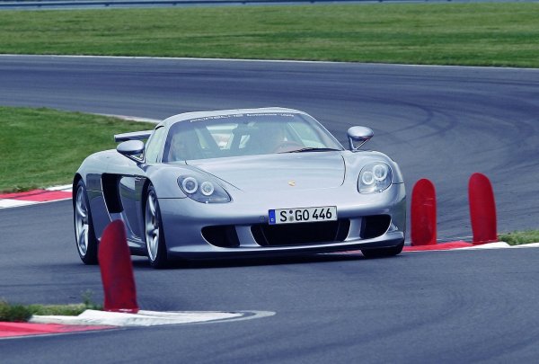 Феновете на автомобилите оценяват красотата, мощността и представянето на пътя на Porsche Carrera GT, но експерти са категорични, че неговата безопасност не е на ниво и този модел трябва да се избягва, особено от шофьори с по-малък опит.

&bdquo;Porsche Carrera GT се откроява като един от най-рисковите автомобили не само на марката, но и на автомобилната индустрия като цело. Неговият 5,7-литров V10 мотор е невероятно мощен, но в същото време е прекалено груб. В същото време тази кола не разполага с основни функции за безопасност като контрол на сцеплението и ABS, а това е много рисковано", коментира Стивън Мей, основател на британска компания за автомобилни услуги с 25-годишен опит в индустрията.
