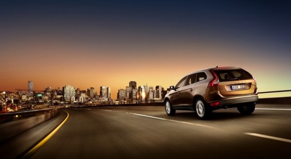 Volvo XC60: Ако автомобилът пред вас спре внезапно, а вие се движите със скорост до 30 км/ч и не реагирате, системата City Safety се задейства автоматично.