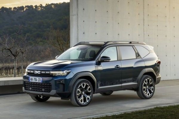 На пръв поглед двата SUV-а са изключително различни. Dacia Bigster се фокусира върху здрав, квадратен вид - като малък офроуд автомобил, напомнящ на по-малкия си брат Duster. Предната част е внушителна, с голяма черна решетка и фарове с Y-образна емблема, характерна и за задните светлини. Страничните части са масивни, с ясно изразени арки на колелата и висока линия на страничните светлини, която създава усещане за солидност.

