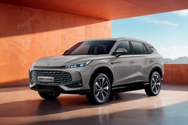 MG HS, от друга страна, се отличава с по-елегантен и по-технологичен дизайн. Линиите му са по-меки и по-заоблени, като предната част е доминирана от голяма, триизмерна решетка и тънки, заострени фарове. Страничните части са направени по-динамични от ребро, което се издига към задната част, докато наклоненото задно стъкло и спойлерът на покрива му придават по-спортен вид.