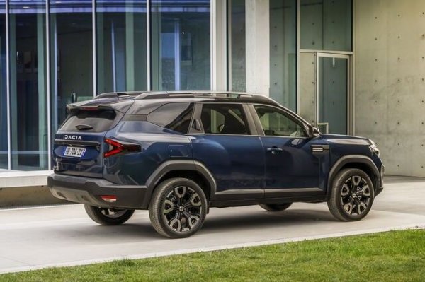 По отношение на размера двата SUV се различават доста - Dacia Bigster (на снимката) е дълъг 4,57 метра, широк 1,81 метра и висок 1,71 метра, с междуосие от 2,70 метра, докато MG HS е определено по-дълъг (4,66 метра), широк (1,89 метра), но малко по-нисък (1,66 метра). По отношение на междуосието китайският SUV печели с междуосие от 2,77 метра.