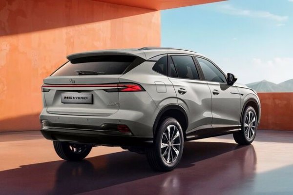 Това, което прави разликата, е преди всичко багажника: Bigster може да се похвали със забележителна товароносимост, която в петместна конфигурация варира от 612 до 702 литра (в зависимост от версията) и достига 1912-2002 литра при сгъване на задната седалка. 

HS разполага с 441-507 литра, които стават 1291-1454 със свалени седалки - пространство, което също е добро, но не на нивата на конкурента.