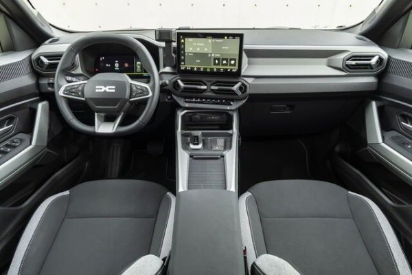 В кабината и двата автомобила се фокусират върху практичността и технологиите. Bigster заема оформлението на по-малкия Duster, с хоризонтално развито арматурно табло и 7-инчово цифрово табло, комбинирано с 10-инчов конзолен екран на мултимедийната система. 

Пластмасите са предимно твърди, но сглобката е солидна и няма недостиг на интелигентни решения като системата YouClip, която ви позволява да прикрепите аксесоари като поставки за чаши или поставки за смартфони към различни точки в купето.