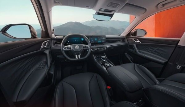 MG HS отговаря с по-модерно изглеждаща среда, доминирана от двоен 12,3-инчов дисплей за инструменти и информационно-развлекателна система. Сглобката е добра, с приятни на допир материали в горната част на арматурното табло и добре завършени седалки. 

Въпреки това не липсват не особено удачни решения - като &bdquo;сензорните&ldquo; климатроници, интегрирани в централния екран, които не винаги са практични за използване по време на шофиране.