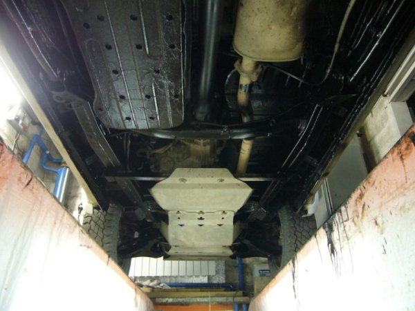 Големият проблем на всички модели на Mitsubishi е склонността към корозия, която не подминава и Pajero Sport II. Тя е улеснена допълително от факта, че този автомобил се кара предимно по тежси терени, а това означава мръсотия, прах и влага, които се натрупват върху рамата и елементите на тялото. Ако собственикът не мие колата редовно и качество, нещата се влошават.

Рамата обикновено започва да гние първа, особено в задната част, където е лошо вентилирана. Постоянната влага причинява ръжда на вратите и праговете, затова се препоръчва нанасянето на специална защита, което води до доопълнителни разходи след покупка.