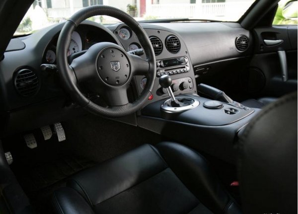 Първите 200 произведени бройки на Viper SRT10 носят цветовете (синьо и бяло) на популярният му предшественик Viper GTS.