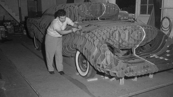 Ролята на еърбег за пешеходците изпълнява специална пяна, която е поставена в предната част на автомобила. Aurora има и прибираща се кормилна колона, както и седалки, които се завъртат срещу посоката на движение .в случай на сблъсък, който няма как да бъде избегнат. Самата каросерия е така проектирана, че да се повдигне нагоре при инцидент.

Целият този експеримент, чиято цел е повишаване на безопасността, завършва с фалит за неговия инициатор. За 4 години той харчи над 30 000 долара за проекта, което е близо 2,5 пъти повече от цената на чисто нов Cadillac Eldorado Brougham по това време.