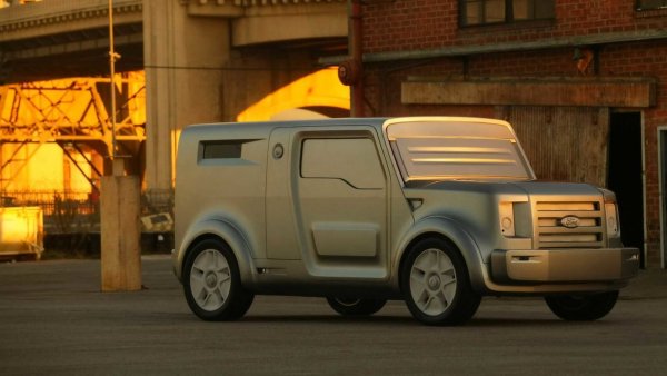 Върху тотална безопасност, но от друг вид размишляват създателите на малкия ъгловат концептуален модел на Ford, изграден на основата на миниатюрната Fiesta и оборудван с 2,0-литров турбомотор от Mondeo. Те искат да защитят хората в колата не толкова от пътно-транспортно произшествия, колкото от външната среда като цяло. Затова и бруталният субкомпактен модел с дължина малко над 4 метра получава непробиваеми от куршуми стъкла.