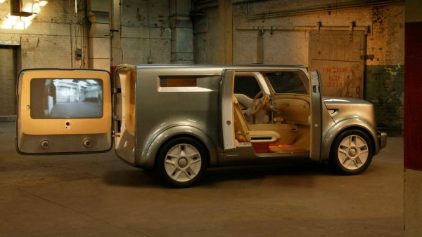 Прототипът получава специален &bdquo;безопасен режим&ldquo;, при чието активиране автомобилът се превръща в крепост на колела със стъкла, защитени от прибиращи се жалузи. Те се отварят единствено със специална ръчка, която наподобява тази на банков сейф. В предния панел е вградено и специално устройство с код, чието активиране е единственият начин за допускане в салон при активиран &bdquo;безопасен режим&ldquo;.

В салона на концепта има огромен дисплей с диагонал 45 инча. Той е интегриран във вратата на багажника, като седалките могат да се завъртят и така хората на тях да виждат екрана. По време на движение на него се прожектира картина от задната камера.