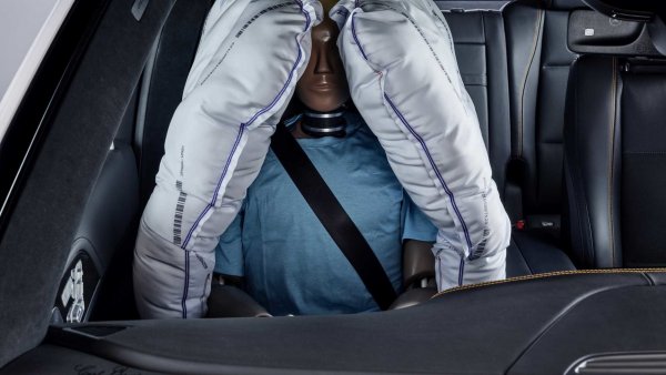 За защита на пасажерите компанията предоставя технологията Pre-Safe Child с превантивно натягане на предпазните колани и на децата. Има и странични въздушни елементи, които са надуват и предпазват човек от удар. Те намаляват натоварването, на което са подложени малките пътници при авария. Тази система следи и за поставянето на детско кресло, както и жизнените показатели на детето в автомобила.

Прототипът е оборудван и с малък робот, който след катастрофа автоматично излиза от под задната броня и се придвижва на безопасно разстояние, като изпълнява ролята на триъгълник, предупреждаващ останалите участници в движението. Още едно подобно устройство излиза на покрива на колата.