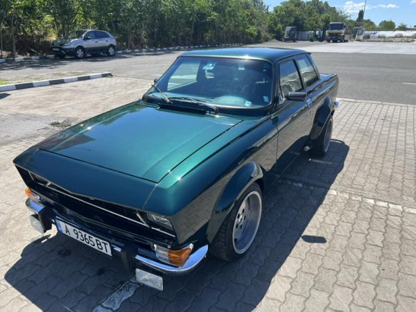 Следата е разширена с около 25 см, пътният просвет е значително намален, а окачването е пневматично и е предназначено за BMW e30.