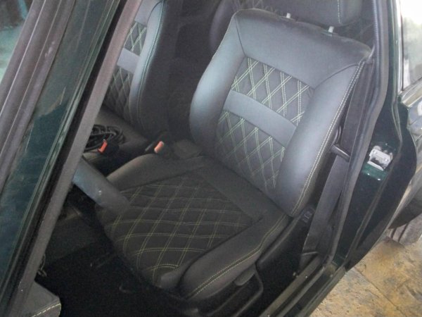Спортните седалки са от Golf II, тапицерията е с елегантни кръстосани шевове.