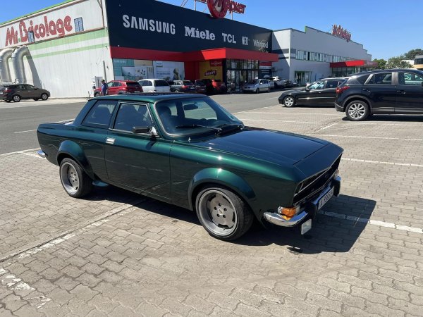 Покривът на доработения автомобил е от Ford Orion, но е скъсен с 30 см. 