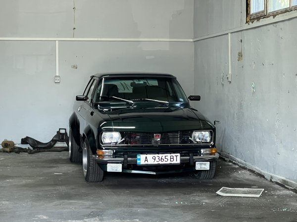 Преработването на този Москвич несъмнено е отнело много време и усилие, но резултатът е истински магнит за погледите.