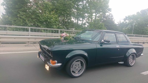 Доработеният автомобил навсякъде привлича погледите към себе си и очевидно с основание е обект на интерес за ползване при специални поводи.