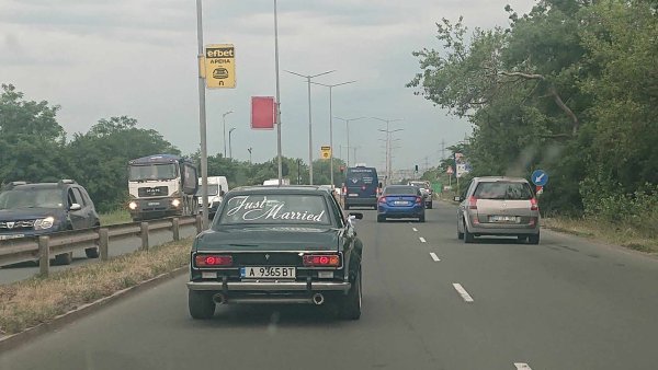 Двувратият Москвич прави силно впечатление с разширената си каросерия, широката следа и внушителния си ауспух.