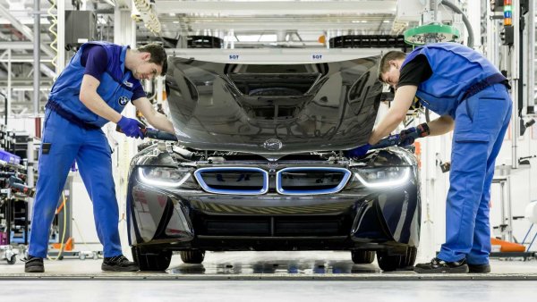 Печалба: 5.02 млрд. евро
Продажби: 2.538 млн. автомобила и мотоциклета
Баварците за пореден път счупиха рекорда си за доставени автомобили (общо 2.538 милиона), а оборотът на компанията за пръв път в историята надхвърли 100 милиарда евро. 
Търговските бариери, неизгодните валутни курсове и повишените развойни разходи обаче намалиха нетната печалба до 5.02 милиарда евро, спрямо 7 млрд. преди година (-29%). 
Доставените автомобили се разпределят така по марки: 2.185 млн. бройки BMW (ръст от 3.3% на годишна база), 347 474 бройки MINI (-4.6%) и 5100 бройки Rolls-Royce (абсолютен рекорд в 116-годишната история на британската марка). 
