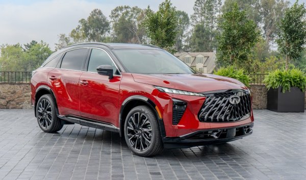 Най-изненадващият представител на тази група от седем марки е Infiniti. Настоящата глобална гама на японския брад включва моделите QX60, QX65 и QX80, като всички те използват бензинови двигатели. QX60 и новият QX65 се задвижват от 2,0-литров двигател VC-Turbo с мощност 268 к.с., докато флагманът QX80 използва 3,5-литров V6 двигател с две турбини и мощност 450 к.с.

Плановете на Infiniti за електрификация обаче не са изоставени. По-рано Nissan си постави за цел да пусне на пазара бъдещ електрически SUV от премиум марката през финансовата 2028 година, вдъхновен от концепцията Vision QXe. 