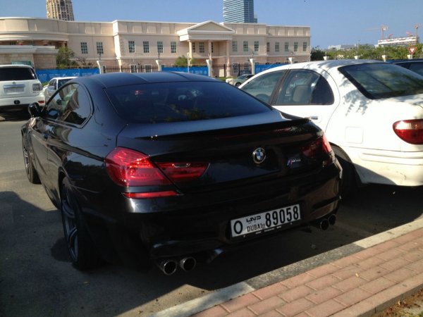 Паркингът пред Американския университет в Дубай