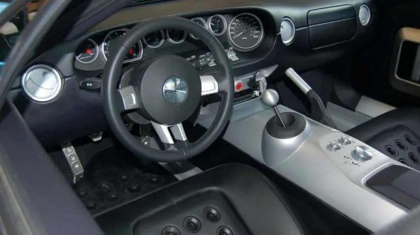 Тъй като този GT е от 2003 г., не изглежда достатъчно стар, за да бъде класика. И все пак, тъй като е силно вдъхновен от GT40 от средата на 60-те, със сигурност влиза в тази категория. Това е едно от най-великите ретро обновления на салона за всички времена. 

Всичко е толкова вярно с оригинала, от разположението на циферблатите до дупките на седалките, и въпреки това е много елегантно актуализирано с изискани превключватели. Всъщност, истински концептуален автомобил, въплътен в реалност.
