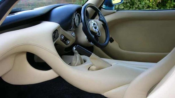 Необходима е толкова луда по скоростите марка като TVR, за да направи компромис с нещо толкова фундаментално, като например мястото, където водачът може удобно да държи волана, само за да може да инсталира допълнителни уреди и вентилационен отвор под самия център на волана. 

Останалата част от интериора е луда земя на изпъкнали петна и обърнати кожени хълмчета. Доста интересно място за прекарване на време, докато пристигне пътната помощ, за да ви прибере.
