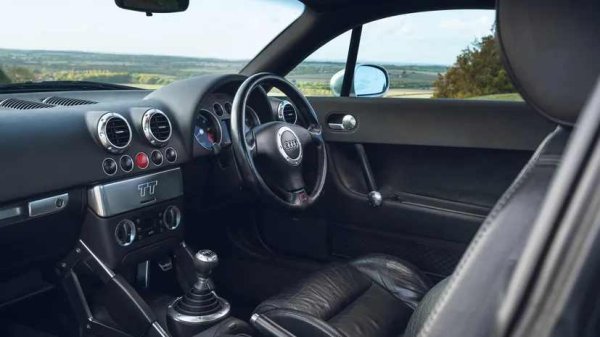 Истинска модерна класика. Интериорът на TT, всъщност, е дело на великолепно наречения Ромулус Рост, който е този на Bentley Continental GT, заедно с въртящия се екран на арматурното табло Toblerone. Очевидно не е човек, който харесва откритите бутони за инфотейнмънт системата, както доказва запазената марка на TT - капакът на радиото. 

От изпъкналите рамки на вентилационните отвори до релсите около арматурното табло, TT е колата, която събуди света за интериорния дизайн на Audi по един грандиозен начин.
