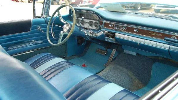 Bonneville от 1959 г. е един от типичните американски дизайни от ерата на реактивните самолети - има перки, хром, множество малки аерокосмически намигвания. Много американски метал от тази епоха се квалифицира като върховна шантавост в интериорния дизайн, но Bonneville умело балансира между кича и карикатурата.
