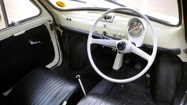 Всичко, от което се нуждаете, и нищо, което не ви е нужно. Всъщност, на оригиналния Fiat 500 му липсват доста неща, от които бихте се нуждаели днес. Като защита при удар, звуко- и топлоизолация, както и всякакви мерки за сигурност, които ви идват на ум. Само погледнете обаче този интериор - идиличната простота и честност на малкия автомобил, който постави Италия на колела.
