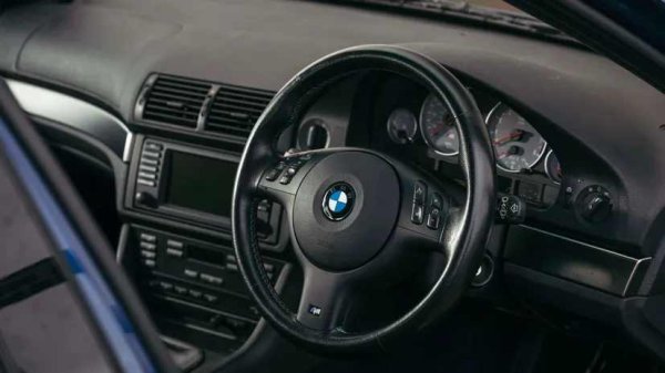 По-просто време. Време преди iDrive. Време, когато BMW на практика усъвършенства дизайна на спортния седан от бизнес клас. Той е просто толкова чудесно лишен от трикове. Кръгъл волан, циферблати, които можеш да четеш от задната седалка дори през обратния край на бинокъла, и конзола на арматурното табло, насочена точно под ъгъл към водача. Нито един подлакътник с амбиентно осветление и вградено безжично зарядно за таблет. Ах, деветдесетте...
